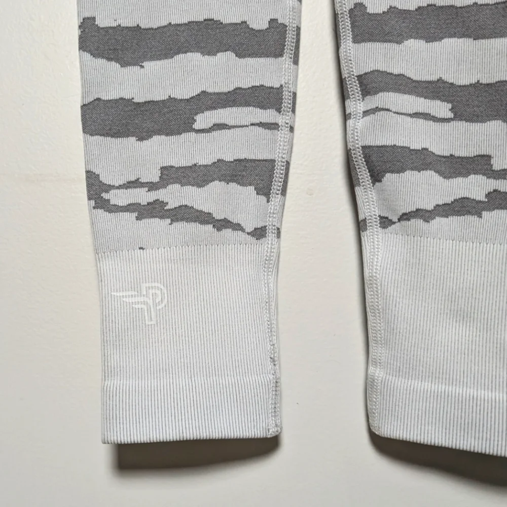 PREVAIL EMPIRE | Women's White/Grey Striped Seamless Full Length Leggings - Picture 5 of 7